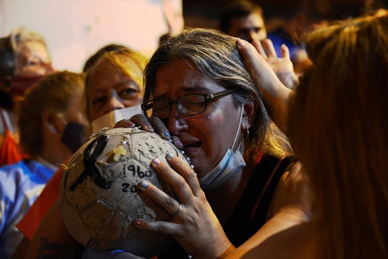 People mourn soccer legend Diego Maradona outside the morgue where his body is being held, in Buenos Aires, Argentina November 25, 2020.  REUTERS/Magali Druscovich